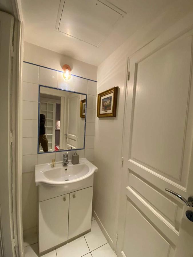 Romantic Apartment In Париж Екстериор снимка