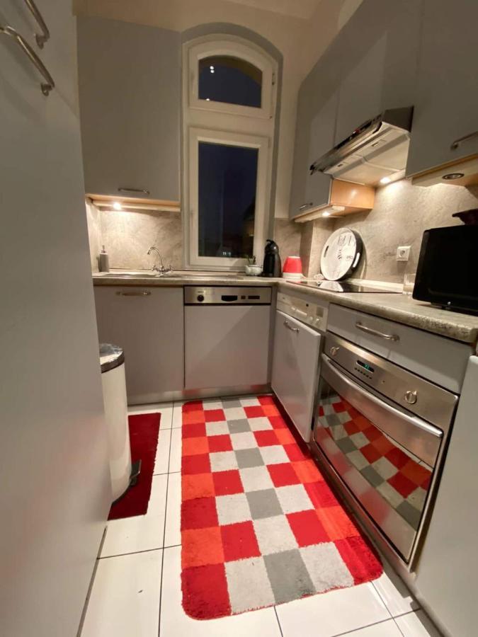 Romantic Apartment In Париж Екстериор снимка
